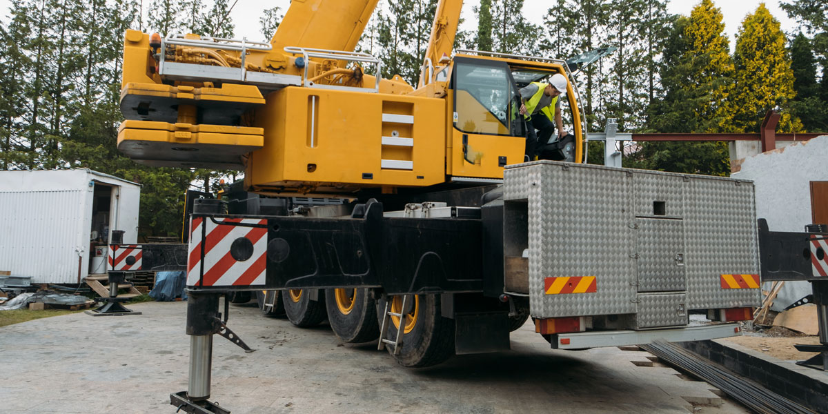 Hydraulic-Crane-Pick-Up-and-Carry-C34-Operator
