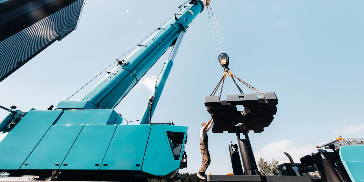 Hydraulic-Mobile-Crane-C33-Operator
